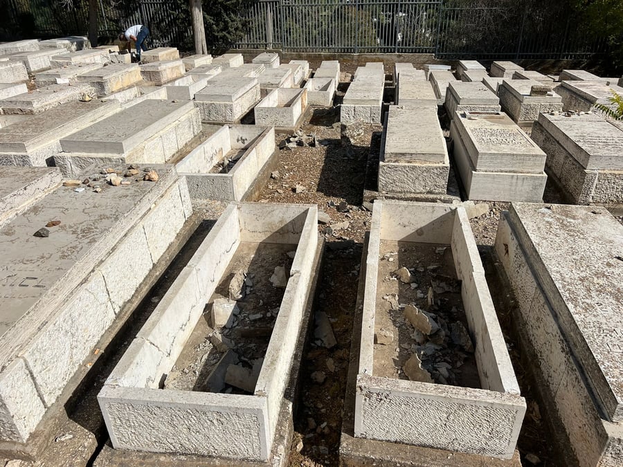 מזעזע: עשרות מצבות נותצו בבית הקברות של הרבי מזוועיהל בירושלים; "רצו שיש"