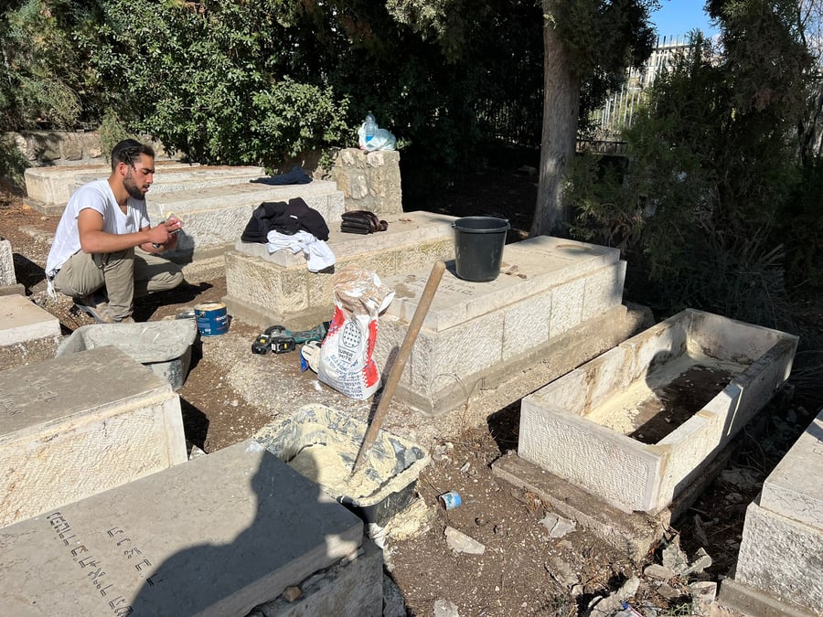 מזעזע: עשרות מצבות נותצו בבית הקברות של הרבי מזוועיהל בירושלים; "רצו שיש"