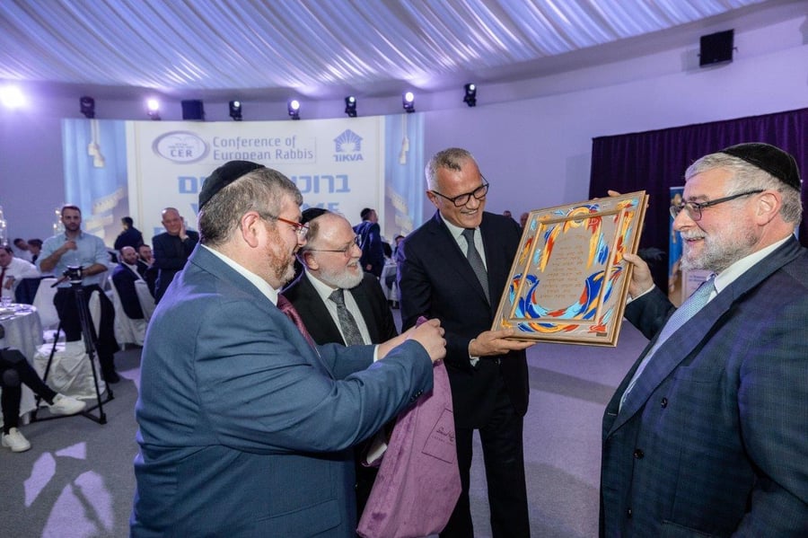 כינוס הרבנים ננעל במפגש מרגש עם הפליטים היתומים | צפו