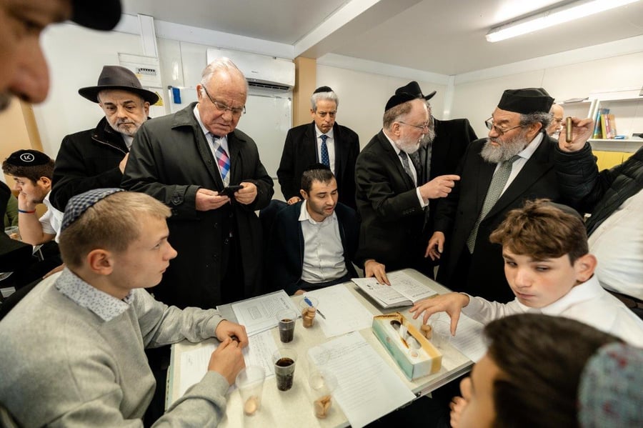 הרבנים מבקרים במוסדות הקהילה בנפטון