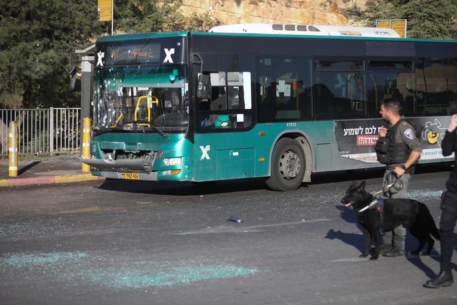 הרוג ו-19 פצועים בפיגוע משולב בירושלים; מצוד נרחב אחרי המחבל