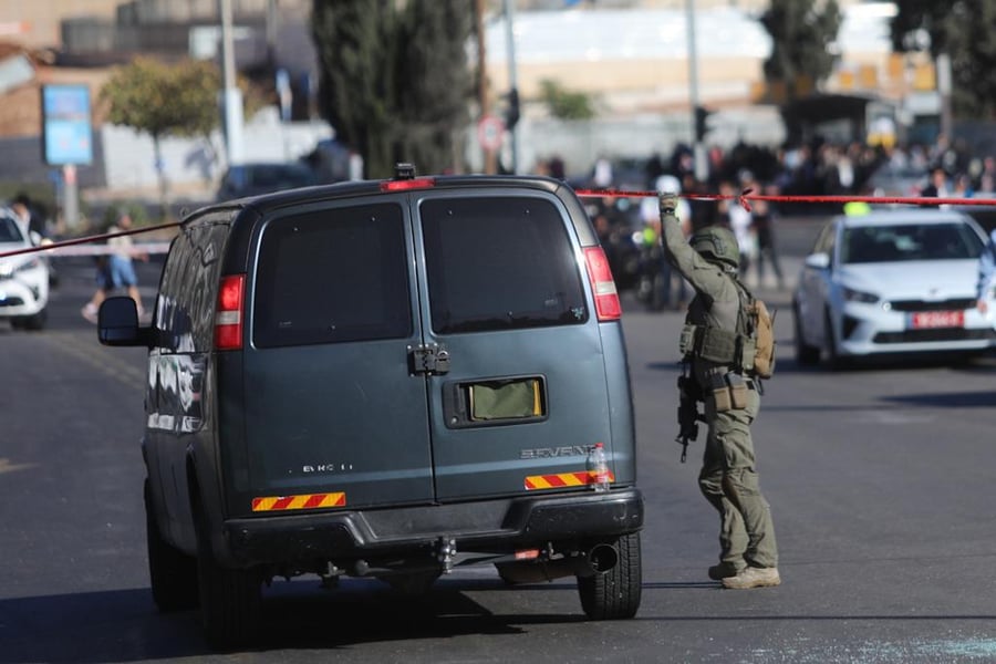 הרוג ו-19 פצועים בפיגוע משולב בירושלים; מצוד נרחב אחרי המחבל