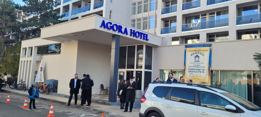 מלון אגורה, המלון המרכזי בו שוהה הקהילה