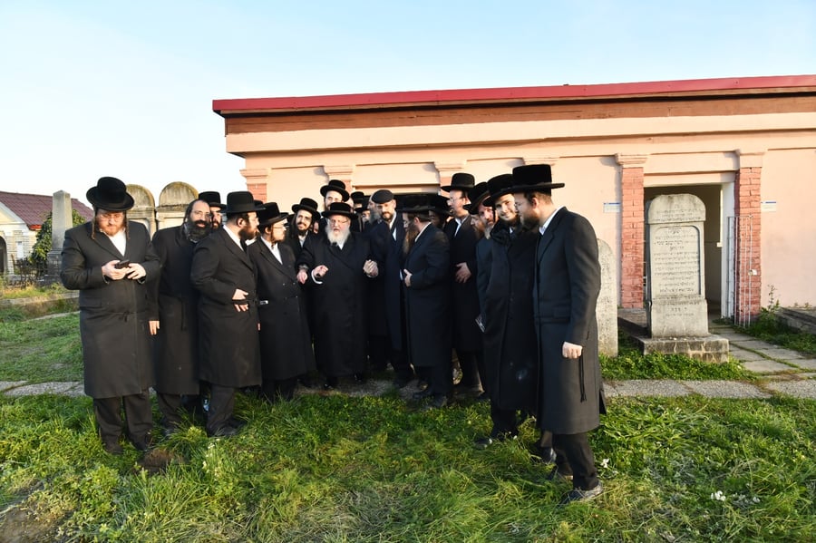 הרבי מסאסוב יצא למסע קברים קצר עם הנגידים