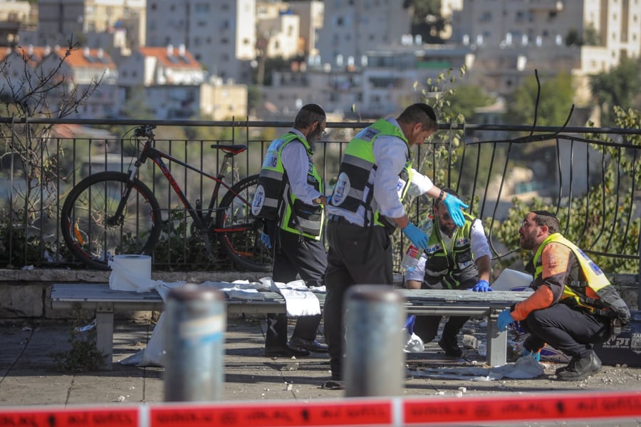 מתנדבי זק"א בזירת הפיגוע בירושלים