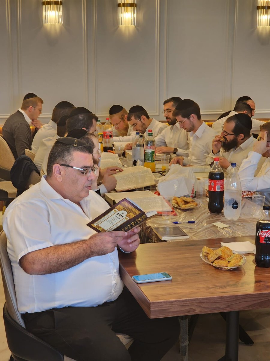 הרב שמעון אסרף משתתף בלימוד התורה במסעדה המפוארת והחדשה