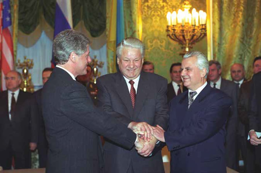 תיעוד מהחתימה על ההסכם ב-1994 | מימין לשמאל: נשיא אוקראינה, נשיא רוסיה ילצין ונשיא ארצות הברית קלינטון