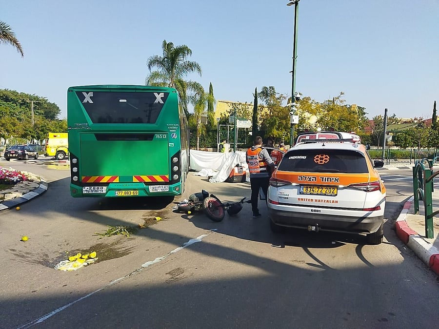 רוכב אופניים חשמליים נהרג כשנלכד מתחת לאוטובוס