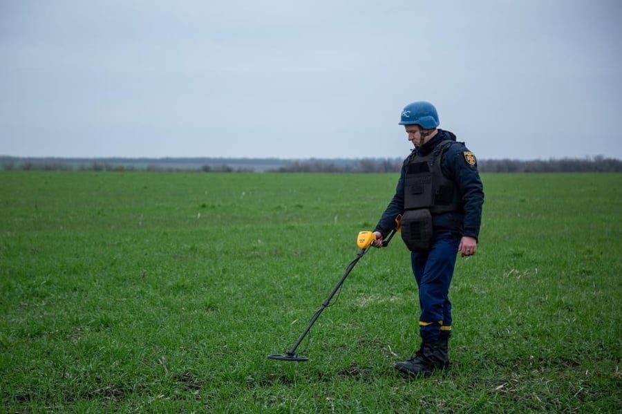 עבודות לאיתור מוקשים בשטחים ששוחררו מידי רוסיה