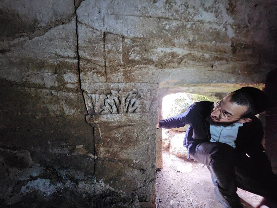 'מערת קבורה רומית' הסמוכה ל'מערת הנזירים' ב'יער בן שמן' עליה נטען במאמר זה שהיא באזור "מַדְבְּרָא דְלוּד", - המערה בה רשב"י הסתתר מהרומאים י"ג שנים
