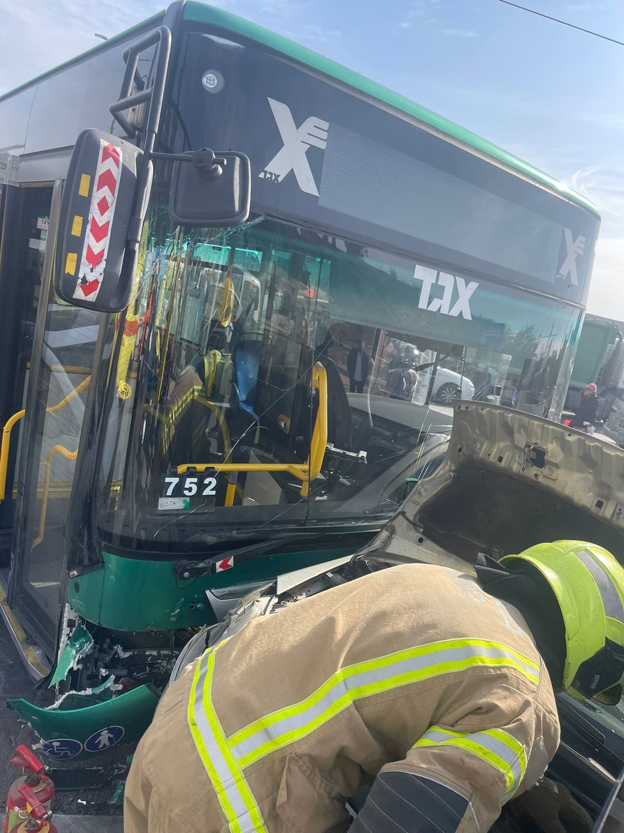תאונה בין אוטובוס לרכב: הרכבת הקלה הושבתה חלקית