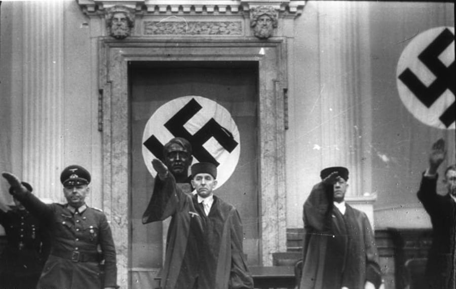 בתי המשפט בגרמניה יישרו קו עם היטלר מה שהביא לאחר המלחמה להקמת בית משפט נפרד לענייני חוקה