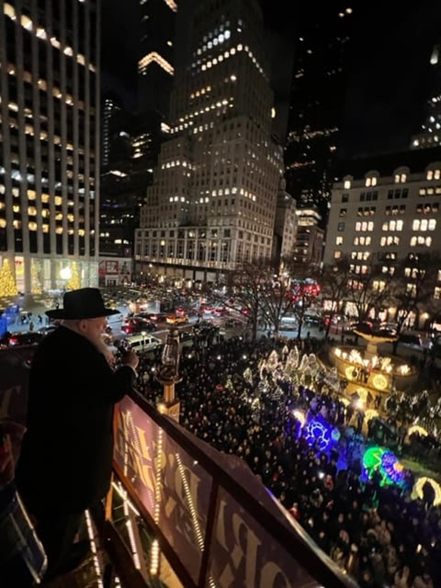 על רקע האנטישמיות הגואה: ראש העיר ניו יורק בהדלקת המנורה הגדולה בעולם