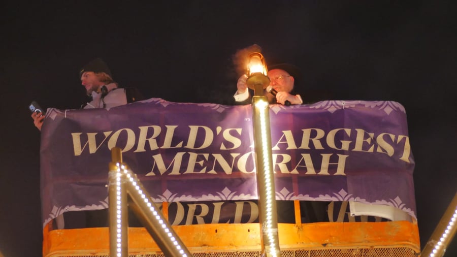 על רקע האנטישמיות הגואה: ראש העיר ניו יורק בהדלקת המנורה הגדולה בעולם