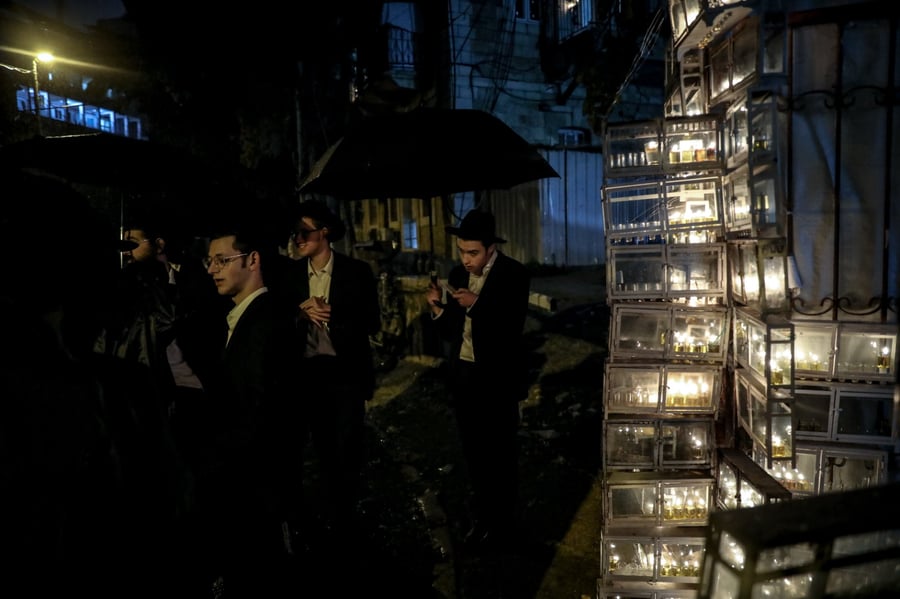 תיעוד מדליק: תלמידי ישיבת 'בריסק' בריקודים סוחפים לאור הנרות