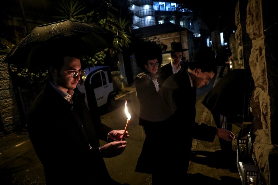 תיעוד מדליק: תלמידי ישיבת 'בריסק' בריקודים סוחפים לאור הנרות
