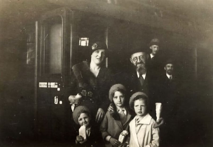 הרב פוזנר עם רעייתו ושלושת ילדיהם עוזבים את גרמניה
