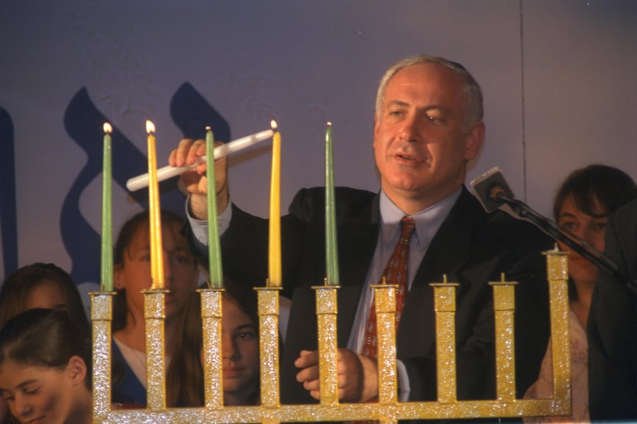 חנוכה תשנ"ט: ראש הממשלה נתניהו בהדלקת נרות חנוכה