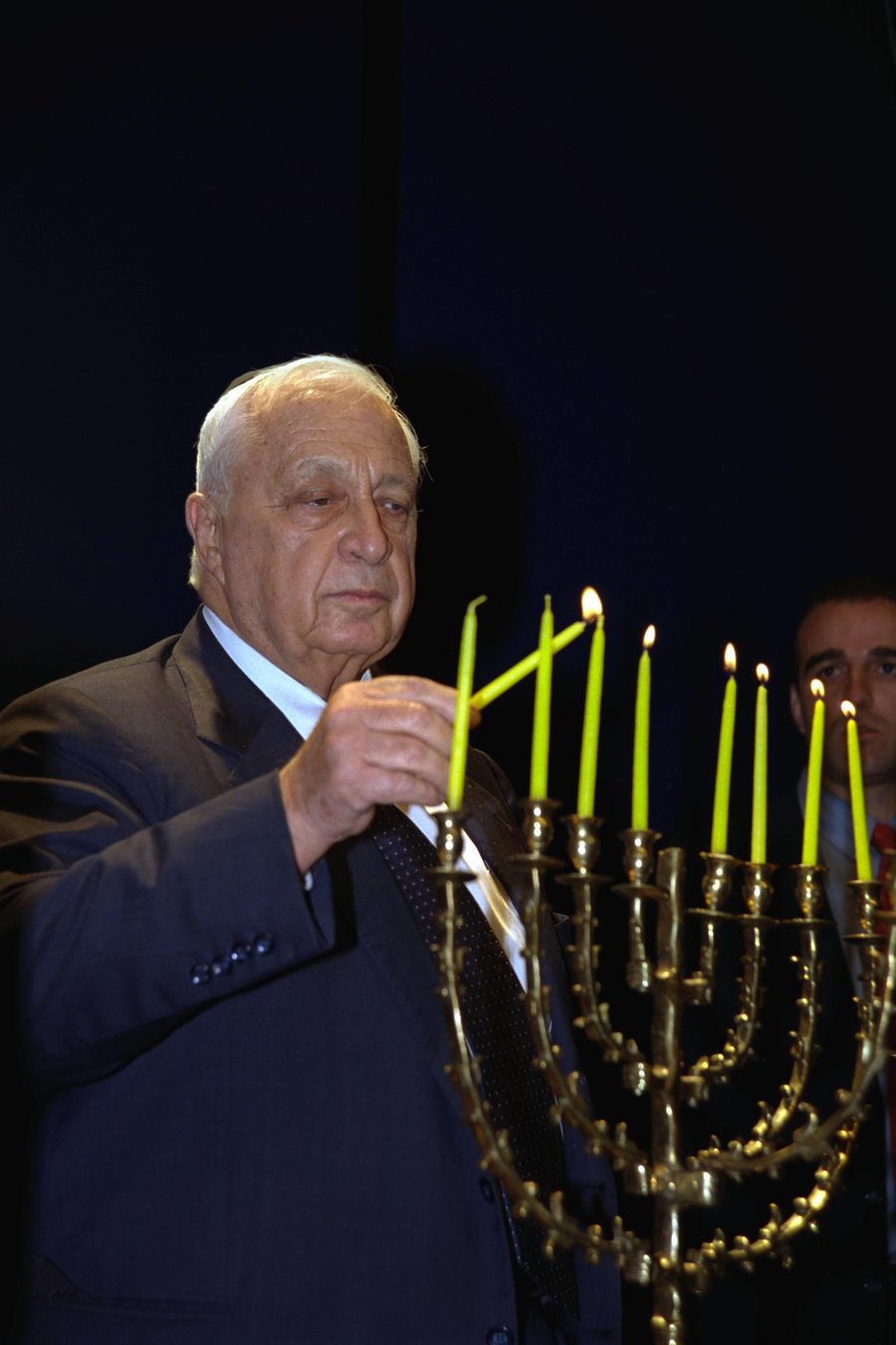 ראש הממשלה אריאל שרון מדליק נרות חנוכה, שנת תשס"ב