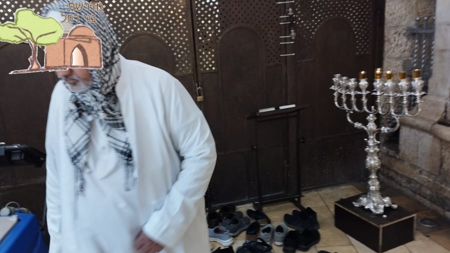 הערבים נוהרים לקבר רחל - ומורידים נעליים ליד החנוכייה