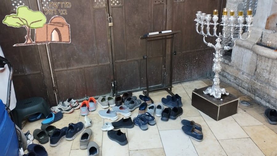הערבים נוהרים לקבר רחל - ומורידים נעליים ליד החנוכייה