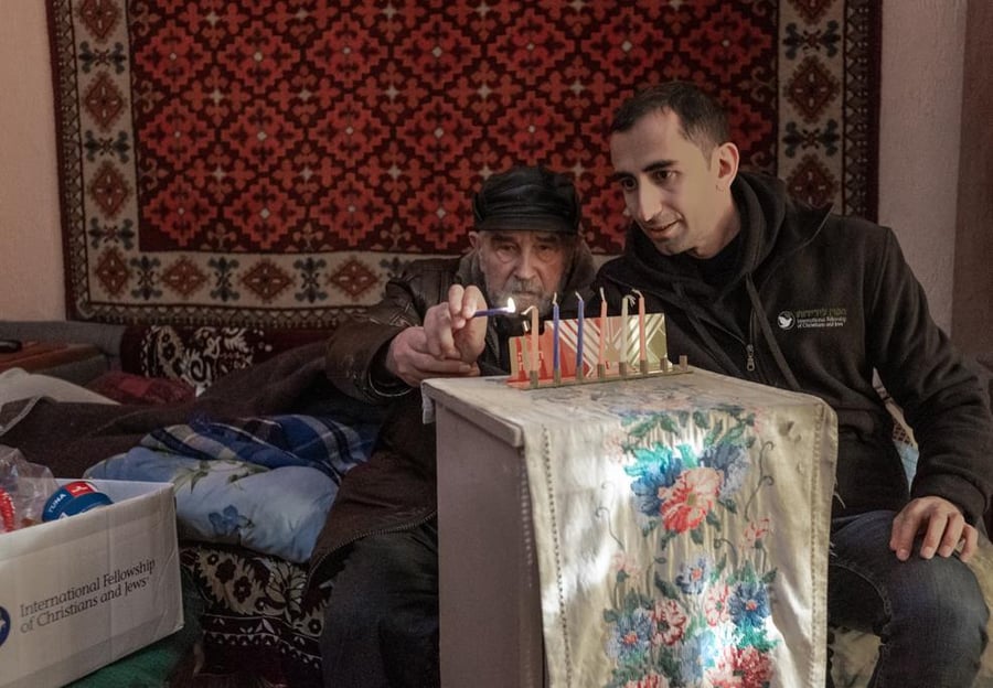 בצל המלחמה: הדלקת נרות חנוכה באוקראינה