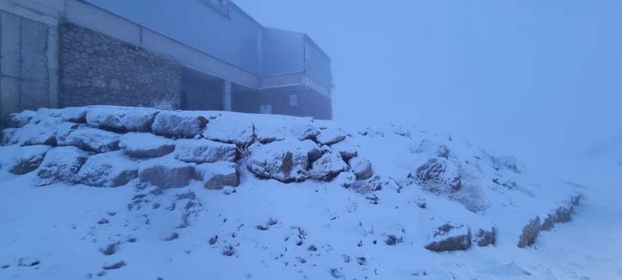 תיעוד מרהיב: שלג ראשון יורד ומכסה בלבן את הרי החרמון