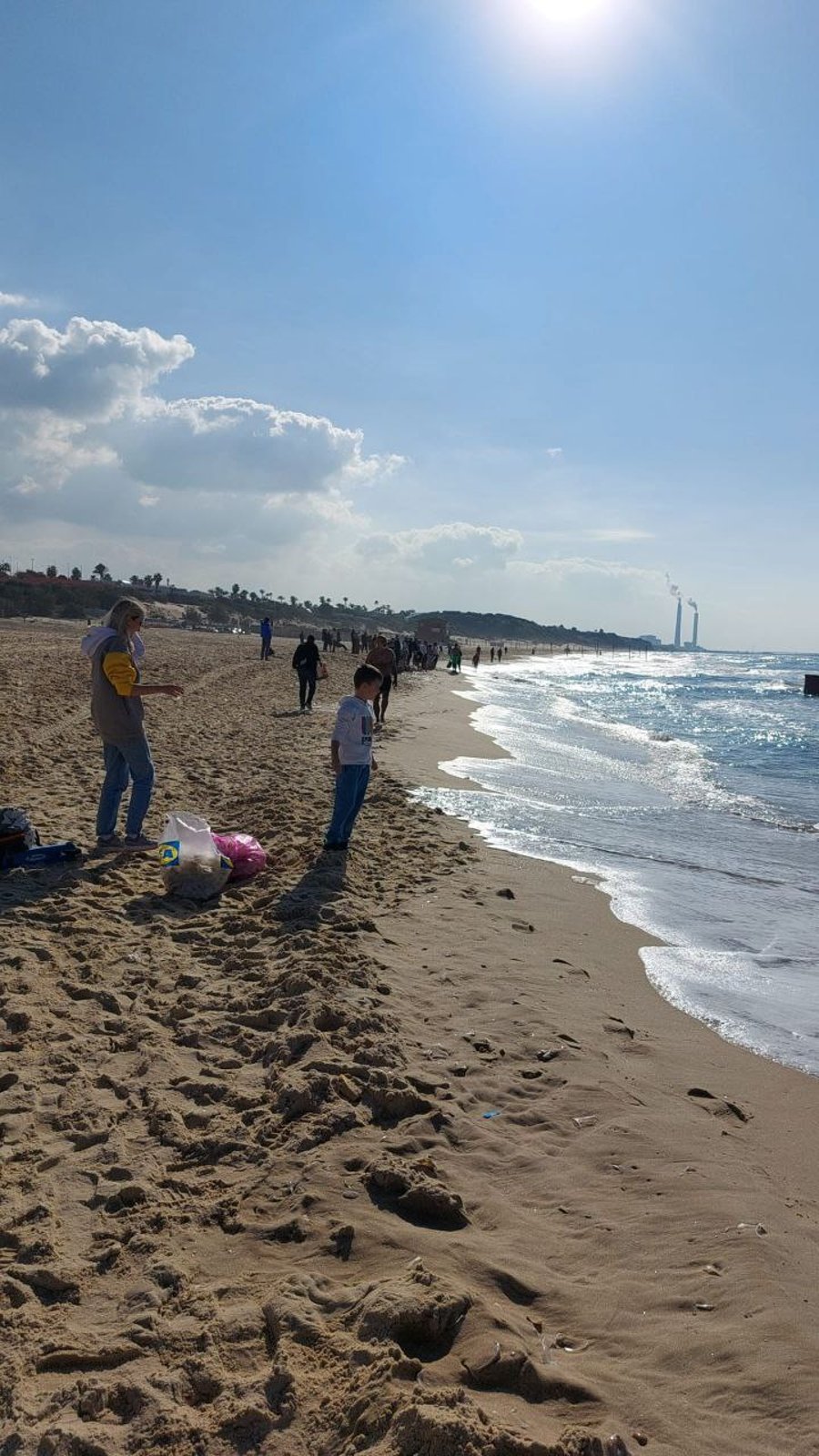 אחרי הביזה באשקלון • צפו בתלמידים מנקים את החוף