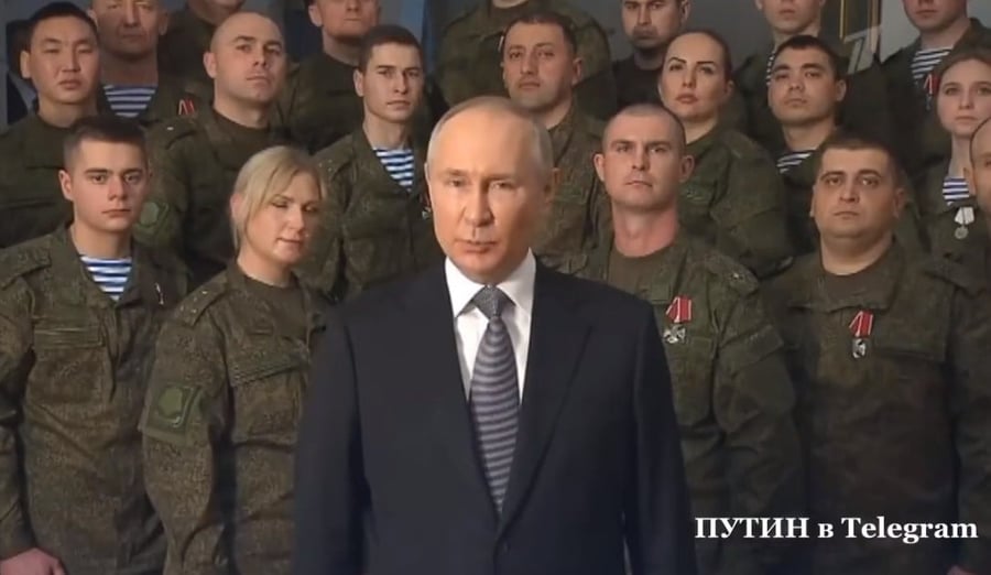 התמונות שהביכו את פוטין: מי הם העומדים מאחורי הנשיא?