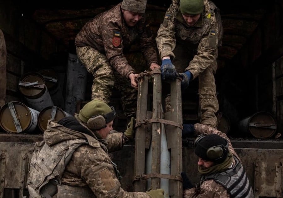 חיילים אוקראינים נערכים עם פגזים, היום