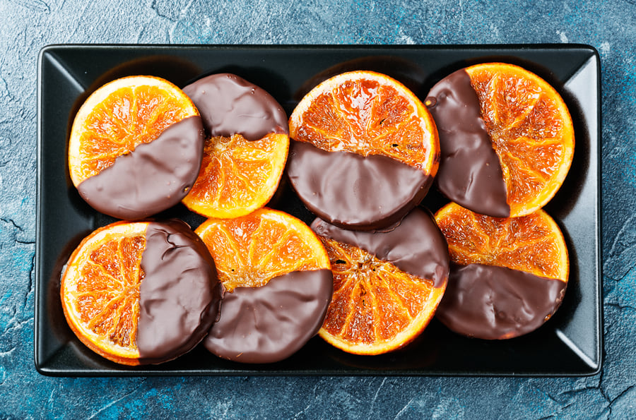 נשנוש חורפי ממכר: תפוזים מצופים שוקולד
