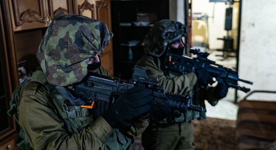 תוך כדי ירי מסיבי: החיילים עצרו 14 מבוקשים ביו"ש | תיעוד