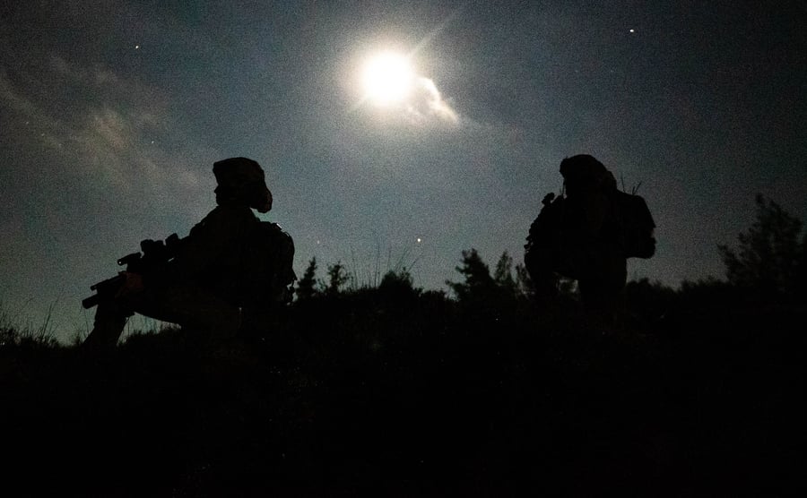 תוך כדי ירי מסיבי: החיילים עצרו 14 מבוקשים ביו"ש | תיעוד