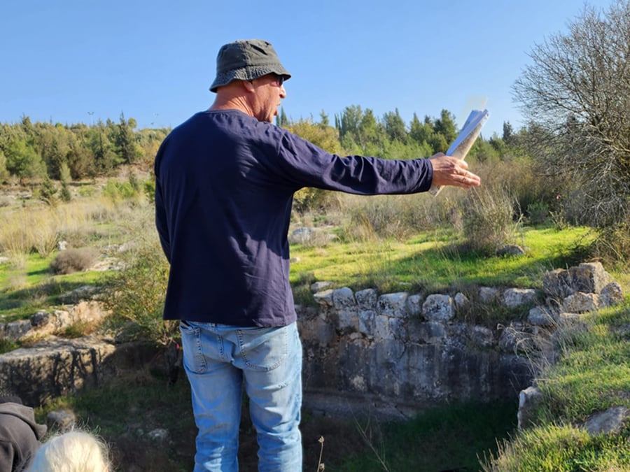 הארכיאולוג איסי קורנפלד מרשות העתיקות בהדרכה על ביר 'א-שמי' סמוך ל'מערת הנזירים'