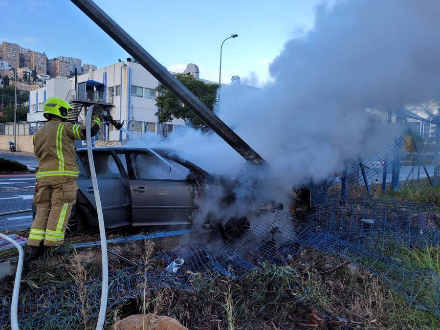 רכב התנגש בעמוד חשמל - והחל לבעור באש; הנהג ניצל