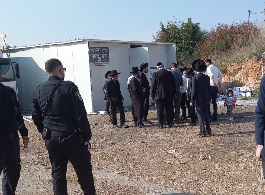 שוטרים באים לתת מו הריסה לבית הכנסת