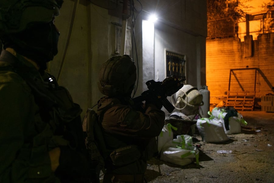 תחת ירי והשלכת מטענים: החיילים עצרו 16 מבוקשים | צפו