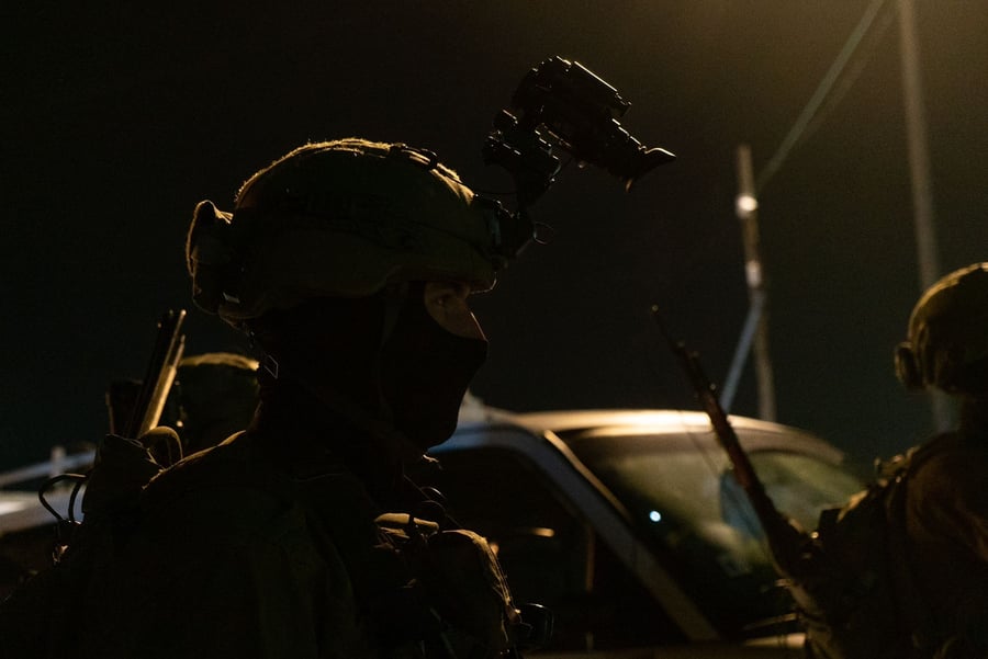 תחת ירי והשלכת מטענים: החיילים עצרו 16 מבוקשים | צפו