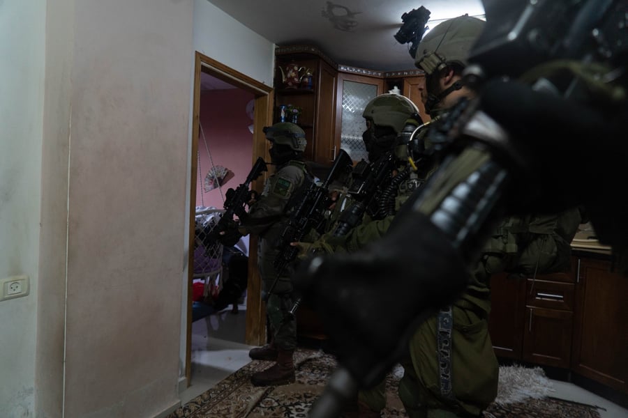 תחת מטענים ואבנים: כוחות צה"ל עצרו 16 מבוקשים | תיעוד