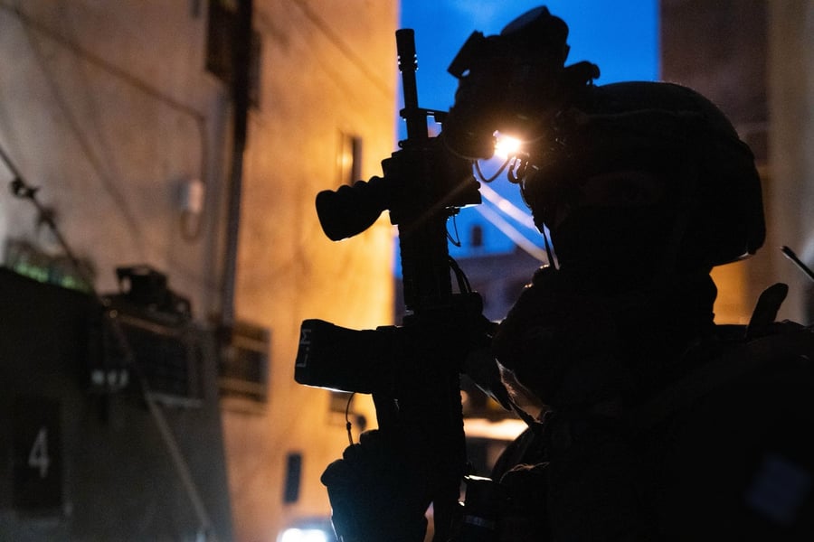 תחת מטענים ואבנים: כוחות צה"ל עצרו 16 מבוקשים | תיעוד