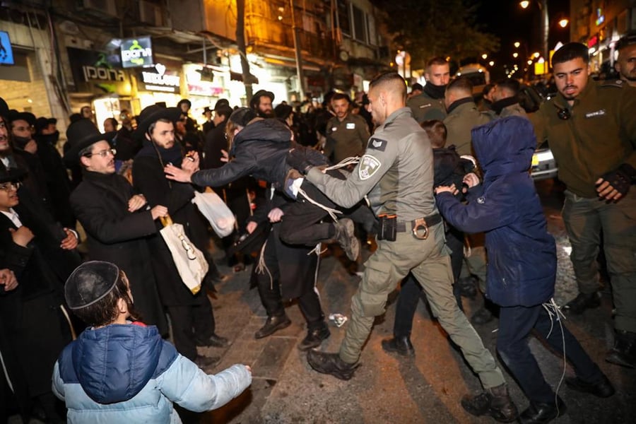 'הפגנות  הסלולר' בכמה חזיתות: קיצוניים מוחים נגד מעצר