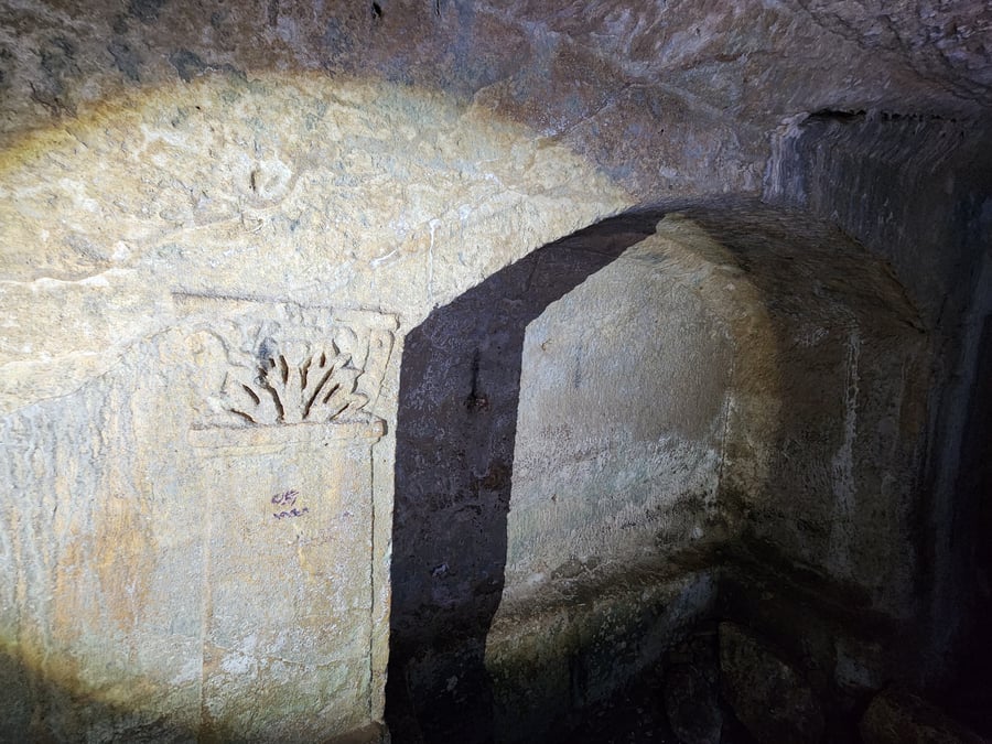 קשתות ואיורים עתיקים מזמן הרומאים, במערת קבורה ביער בן שמן