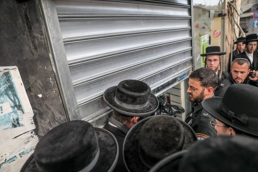 חסידי קהילת 'תפארת ירושלים' הפגינו ליד חנות הסלולר