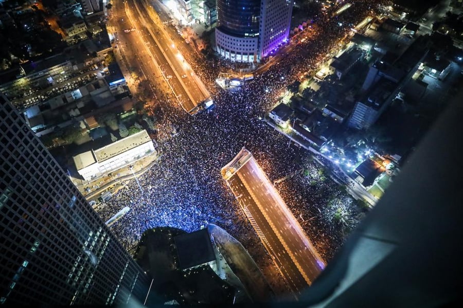 דרעי ישתתף מחר בישיבת הממשלה; עשרות אלפים מפגינים בחיפה ובתל אביב