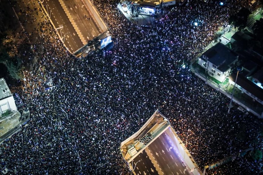 דרעי ישתתף מחר בישיבת הממשלה; עשרות אלפים מפגינים בחיפה ובתל אביב
