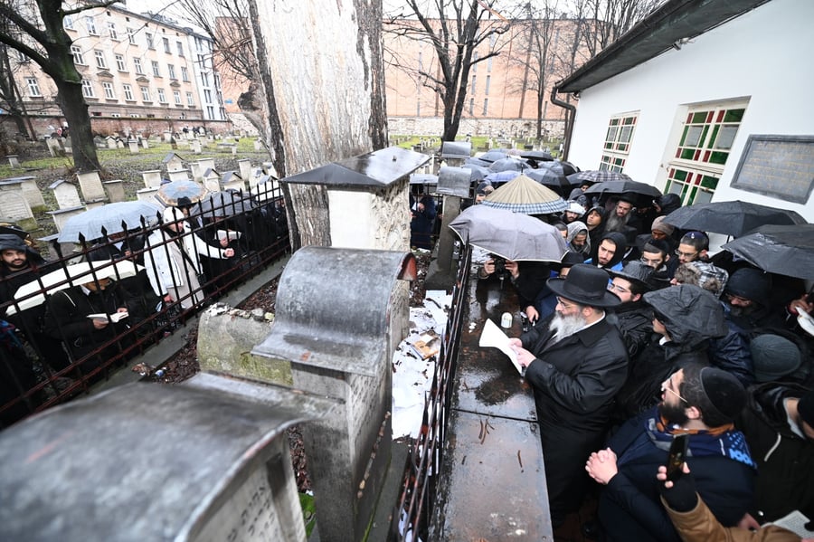 קהילתו של הגר"י אברג'ל במסע בקברי הצדיקים בפולין