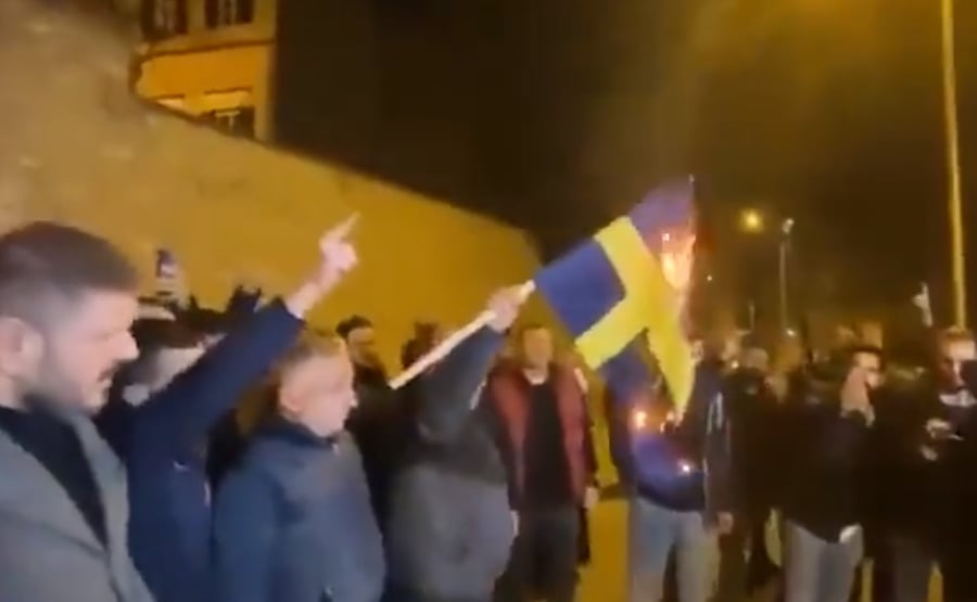 מפגינים טורקים מציתים את הדגל השוודי