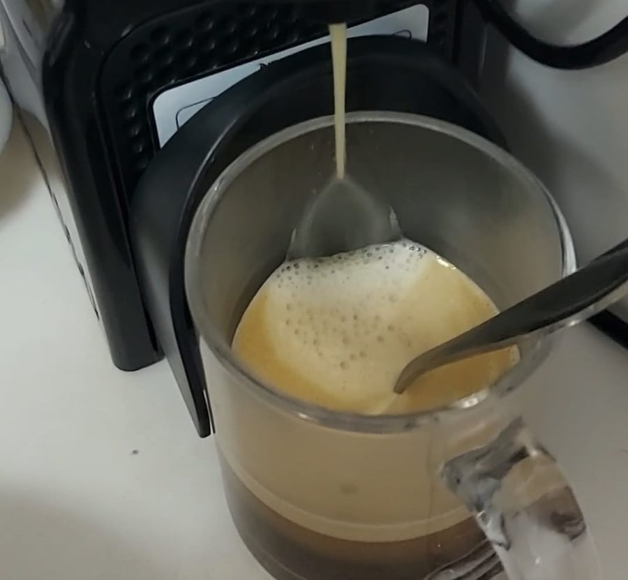 כותב השורות מכין קפה חם, כי זה הדבר האמיתי