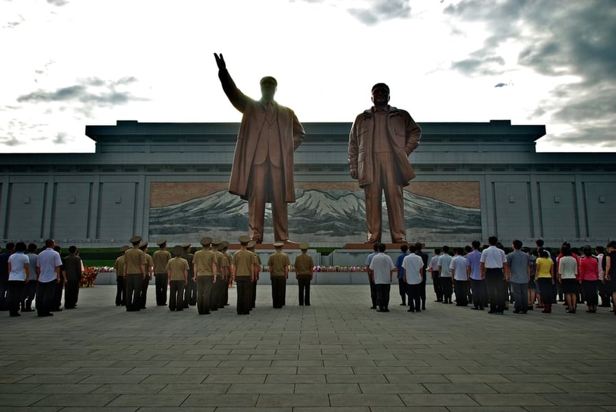 פסלי המנהיגים בפיונגיאנג