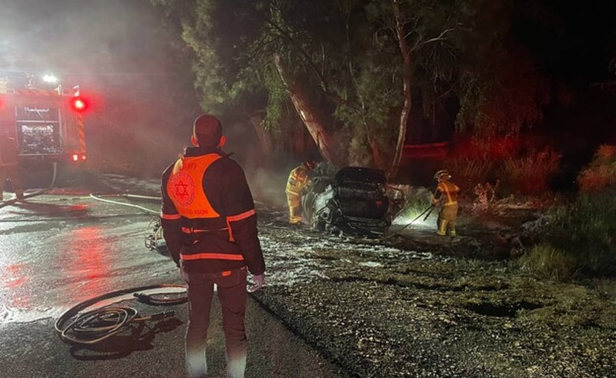 אדם נשרף למוות ברכב שעלה באש בתעלה בצד הדרך